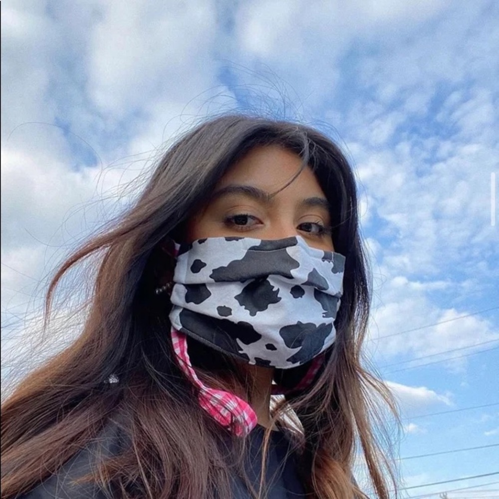 Piehole mask in cow print / pink gingham